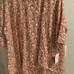 NWT- LuLaroe Lindsey. Silky material